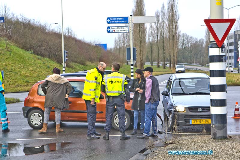 16030304.jpg - Dordrecht 03 maart 2016 Bij een aanrijding op de Laan de V.N. afrit Rondweg N3 raakte enkelen mensen licht gewond. De Ambulance medewerkers keken de gewonden ter plaatse na. het kruis punt was door de aanrijding maar voor 1 baan bereikbaar en dat leverde een behoorlijke verkeers chaos op. De mogelijke mede oorzaak van dit ongeval komt door dat de verkeerlichten op deze drukke kruizing niet werkte.Deze digitale foto blijft eigendom van FOTOPERSBURO BUSINK. Wij hanteren de voorwaarden van het N.V.F. en N.V.J. Gebruik van deze foto impliceert dat u bekend bent  en akkoord gaat met deze voorwaarden bij publicatie.EB/ETIENNE BUSINK