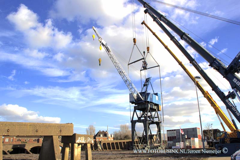 16030305.jpg - DORDRECHT 03 Maart 2016 De bijzondere verhuizing van Historische kraan van uit Hendrik-Ido-Ambacht naar Dordrecht. Een oude scheepskraan van net na de Tweede Wereldoorlog werd over het water naar de Stadswerven gebracht. Daar moet het een eerbetoon vormen aan de maritieme industrie in de Drechtsteden. Deze digitale foto blijft eigendom van FOTOPERSBURO BUSINK. Wij hanteren de voorwaarden van het N.V.F. en N.V.J. Gebruik van deze foto impliceert dat u bekend bent  en akkoord gaat met deze voorwaarden bij publicatie.EB/ETIENNE BUSINK