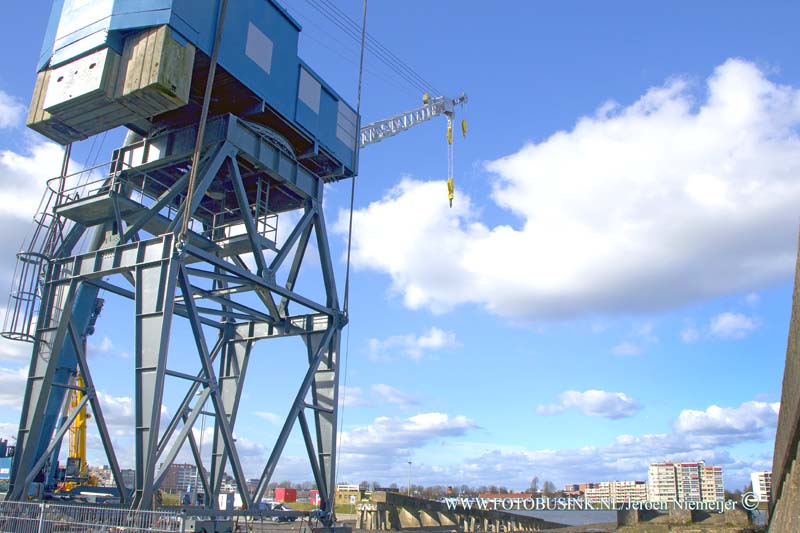 16030307.jpg - DORDRECHT 03 Maart 2016 De bijzondere verhuizing van Historische kraan van uit Hendrik-Ido-Ambacht naar Dordrecht. Een oude scheepskraan van net na de Tweede Wereldoorlog werd over het water naar de Stadswerven gebracht. Daar moet het een eerbetoon vormen aan de maritieme industrie in de Drechtsteden. Deze digitale foto blijft eigendom van FOTOPERSBURO BUSINK. Wij hanteren de voorwaarden van het N.V.F. en N.V.J. Gebruik van deze foto impliceert dat u bekend bent  en akkoord gaat met deze voorwaarden bij publicatie.EB/ETIENNE BUSINK