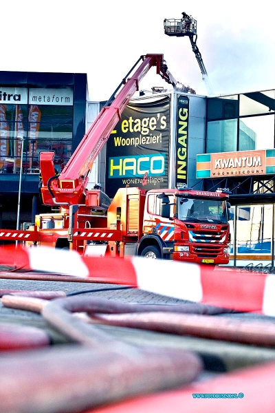 16030401.jpg - SLIEDRECHT 04 maart 2016 grote brand in woonboulevard sliedrecht aan de Brouwersstraat bij het bedrijf Haco wonen, ook Robol en diverse andere zaken zijn zwaar getroffen door de brand, die moeilijk te bestrijdens is.NOVUM COPYRIGHT ETIENNE BUSINK