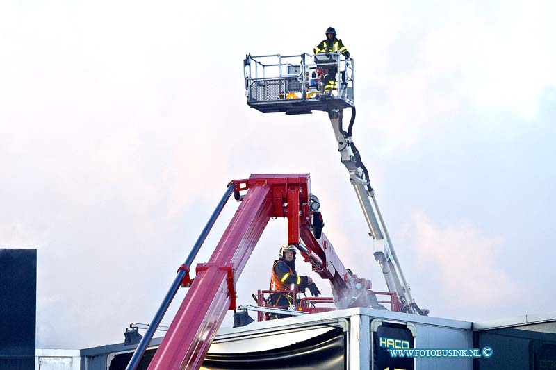 16030402.jpg - SLIEDRECHT 04 maart 2016 grote brand in woonboulevard sliedrecht aan de Brouwersstraat bij het bedrijf Haco wonen, ook Robol en diverse andere zaken zijn zwaar getroffen door de brand, die moeilijk te bestrijdens is.NOVUM COPYRIGHT ETIENNE BUSINK