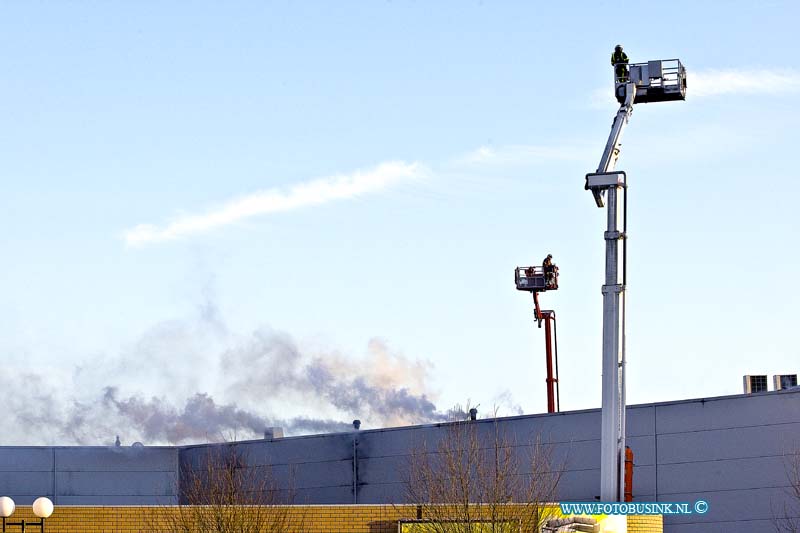 16030404.jpg - SLIEDRECHT 04 maart 2016 grote brand in woonboulevard sliedrecht aan de Brouwersstraat bij het bedrijf Haco wonen, ook Robol en diverse andere zaken zijn zwaar getroffen door de brand, die moeilijk te bestrijdens is.NOVUM COPYRIGHT ETIENNE BUSINK