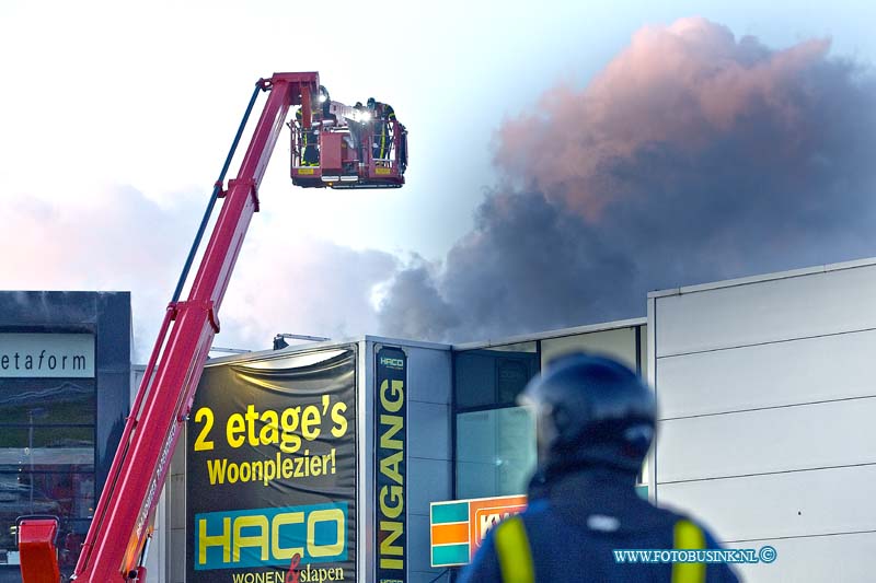 16030406.jpg - SLIEDRECHT 04 maart 2016 grote brand in woonboulevard sliedrecht aan de Brouwersstraat bij het bedrijf Haco wonen, ook Robol en diverse andere zaken zijn zwaar getroffen door de brand, die moeilijk te bestrijdens is.NOVUM COPYRIGHT ETIENNE BUSINK