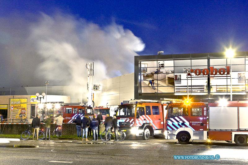 16030407.jpg - SLIEDRECHT 04 maart 2016 grote brand in woonboulevard sliedrecht aan de Brouwersstraat bij het bedrijf Haco wonen, ook Robol en diverse andere zaken zijn zwaar getroffen door de brand, die moeilijk te bestrijdens is.NOVUM COPYRIGHT ETIENNE BUSINK