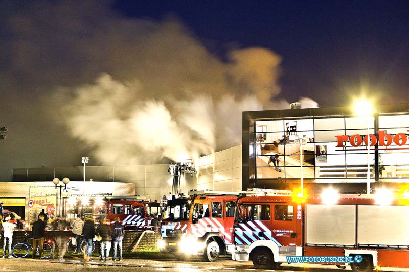 16030408.jpg - SLIEDRECHT 04 maart 2016 grote brand in woonboulevard sliedrecht aan de Brouwersstraat bij het bedrijf Haco wonen, ook Robol en diverse andere zaken zijn zwaar getroffen door de brand, die moeilijk te bestrijdens is.Deze digitale foto blijft eigendom van FOTOPERSBURO BUSINK. Wij hanteren de voorwaarden van het N.V.F. en N.V.J. Gebruik van deze foto impliceert dat u bekend bent  en akkoord gaat met deze voorwaarden bij publicatie.EB/ETIENNE BUSINK