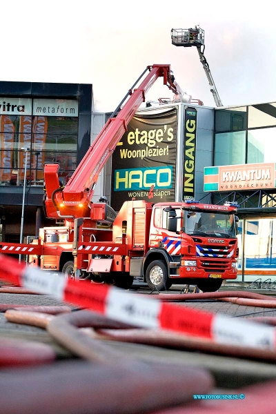 16030410.jpg - SLIEDRECHT 04 maart 2016 grote brand in woonboulevard sliedrecht aan de Brouwersstraat bij het bedrijf Haco wonen, ook Robol en diverse andere zaken zijn zwaar getroffen door de brand, die moeilijk te bestrijdens is.Deze digitale foto blijft eigendom van FOTOPERSBURO BUSINK. Wij hanteren de voorwaarden van het N.V.F. en N.V.J. Gebruik van deze foto impliceert dat u bekend bent  en akkoord gaat met deze voorwaarden bij publicatie.EB/ETIENNE BUSINK