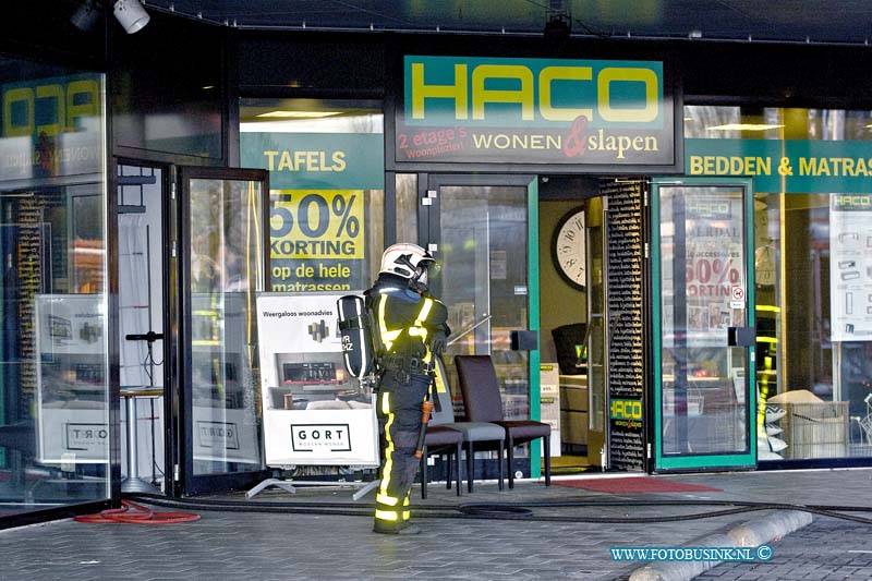 16030411.jpg - SLIEDRECHT 04 maart 2016 grote brand in woonboulevard sliedrecht aan de Brouwersstraat bij het bedrijf Haco wonen, ook Robol en diverse andere zaken zijn zwaar getroffen door de brand, die moeilijk te bestrijdens is.Deze digitale foto blijft eigendom van FOTOPERSBURO BUSINK. Wij hanteren de voorwaarden van het N.V.F. en N.V.J. Gebruik van deze foto impliceert dat u bekend bent  en akkoord gaat met deze voorwaarden bij publicatie.EB/ETIENNE BUSINK