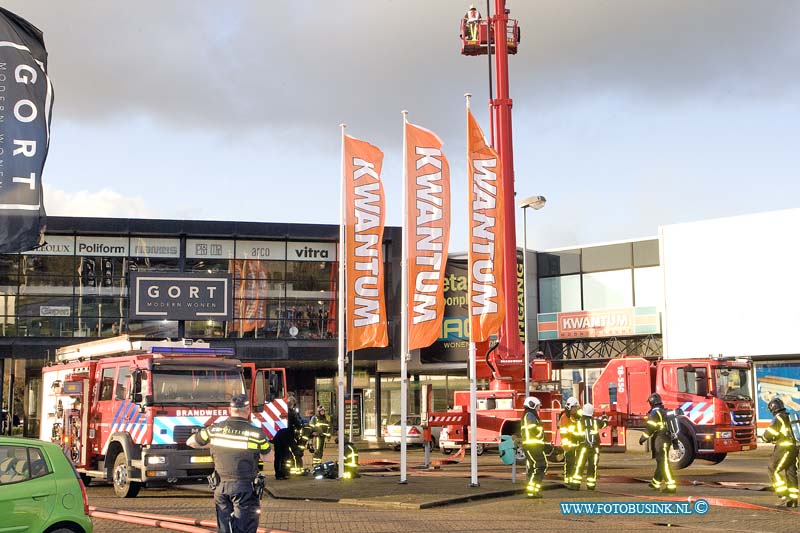 16030412.jpg - SLIEDRECHT 04 maart 2016 grote brand in woonboulevard sliedrecht aan de Brouwersstraat bij het bedrijf Haco wonen, ook Robol en diverse andere zaken zijn zwaar getroffen door de brand, die moeilijk te bestrijdens is.Deze digitale foto blijft eigendom van FOTOPERSBURO BUSINK. Wij hanteren de voorwaarden van het N.V.F. en N.V.J. Gebruik van deze foto impliceert dat u bekend bent  en akkoord gaat met deze voorwaarden bij publicatie.EB/ETIENNE BUSINK