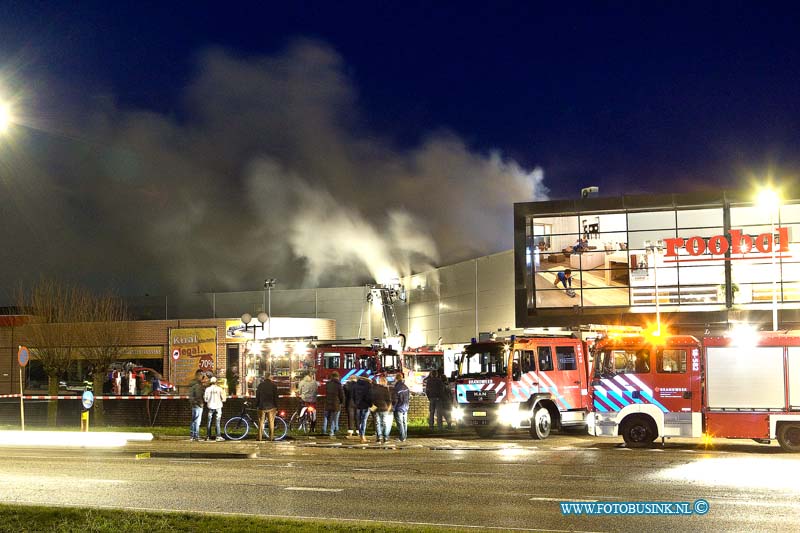 16030414.jpg - SLIEDRECHT 04 maart 2016 grote brand in woonboulevard sliedrecht aan de Brouwersstraat bij het bedrijf Haco wonen, ook Robol en diverse andere zaken zijn zwaar getroffen door de brand, die moeilijk te bestrijdens is.NOVUM COPYRIGHT ETIENNE BUSINK