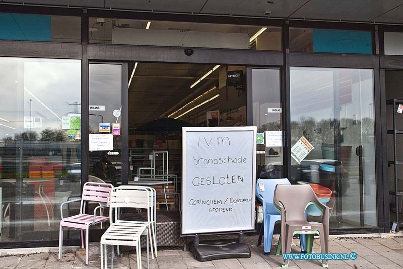 160305501.jpg - Sliedrecht - Op zaterdag 5 maart 2016 zijn verschillende winkels gesloten na de brand van gisteren die uitbrak in een winkel aan de Brouwersstraat Sliedrecht.De winkels naast het pand van Haco hebben vooral rook en waterschade.Een aantal mensen die naar de woonboulevard aan de Brouwersstraat Sliedrech waren gekoem om te winkelen keken raar op toen alles gesloten bleek te zijnDeze digitale foto blijft eigendom van FOTOPERSBURO BUSINK. Wij hanteren de voorwaarden van het N.V.F. en N.V.J. Gebruik van deze foto impliceert dat u bekend bent  en akkoord gaat met deze voorwaarden bij publicatie.EB/ETIENNE BUSINK