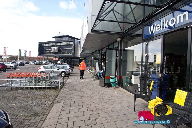 160305509.jpg - Sliedrecht - Op zaterdag 5 maart 2016 zijn verschillende winkels gesloten na de brand van gisteren die uitbrak in een winkel aan de Brouwersstraat Sliedrecht.De winkels naast het pand van Haco hebben vooral rook en waterschade.Een aantal mensen die naar de woonboulevard aan de Brouwersstraat Sliedrech waren gekoem om te winkelen keken raar op toen alles gesloten bleek te zijnDeze digitale foto blijft eigendom van FOTOPERSBURO BUSINK. Wij hanteren de voorwaarden van het N.V.F. en N.V.J. Gebruik van deze foto impliceert dat u bekend bent  en akkoord gaat met deze voorwaarden bij publicatie.EB/ETIENNE BUSINK