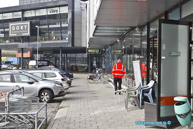 160305512.jpg - Sliedrecht - Op zaterdag 5 maart 2016 zijn verschillende winkels gesloten na de brand van gisteren die uitbrak in een winkel aan de Brouwersstraat Sliedrecht.De winkels naast het pand van Haco hebben vooral rook en waterschade.Een aantal mensen die naar de woonboulevard aan de Brouwersstraat Sliedrech waren gekoem om te winkelen keken raar op toen alles gesloten bleek te zijnDeze digitale foto blijft eigendom van FOTOPERSBURO BUSINK. Wij hanteren de voorwaarden van het N.V.F. en N.V.J. Gebruik van deze foto impliceert dat u bekend bent  en akkoord gaat met deze voorwaarden bij publicatie.EB/ETIENNE BUSINK