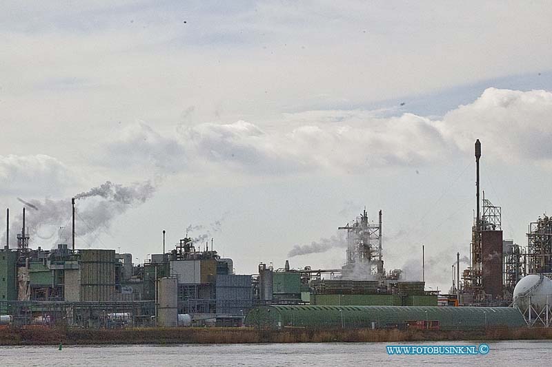 160305538.jpg - DORDRECHT - 5 maart 2016 - Bij medewerkers van de chemische fabriek Dupont in Dordrecht zijn tijden lang hoge concentraties giftig materiaal in het bloed gevonden. Dat blijkt uit medische onderzoeken die de Dupont zelf liet uitvoeren. Dupont controleerd regelmatig bloed van haar medewerkers. Daarin werden flinke  giftig materiaal aangetroffen.Deze digitale foto blijft eigendom van FOTOPERSBURO BUSINK. Wij hanteren de voorwaarden van het N.V.F. en N.V.J. Gebruik van deze foto impliceert dat u bekend bent  en akkoord gaat met deze voorwaarden bij publicatie.EB/ETIENNE BUSINK