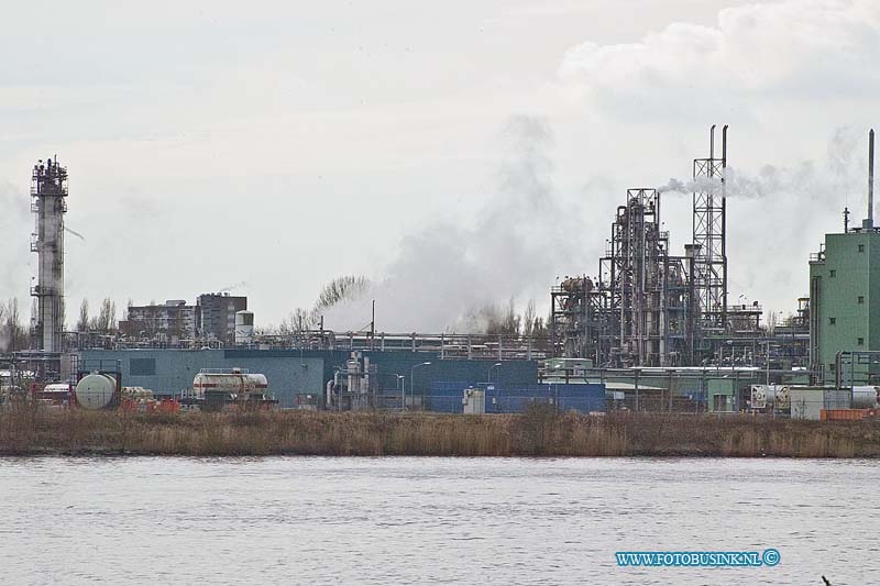 160305540.jpg - DORDRECHT - 5 maart 2016 - Bij medewerkers van de chemische fabriek Dupont in Dordrecht zijn tijden lang hoge concentraties giftig materiaal in het bloed gevonden. Dat blijkt uit medische onderzoeken die de Dupont zelf liet uitvoeren. Dupont controleerd regelmatig bloed van haar medewerkers. Daarin werden flinke  giftig materiaal aangetroffen.Deze digitale foto blijft eigendom van FOTOPERSBURO BUSINK. Wij hanteren de voorwaarden van het N.V.F. en N.V.J. Gebruik van deze foto impliceert dat u bekend bent  en akkoord gaat met deze voorwaarden bij publicatie.EB/ETIENNE BUSINK