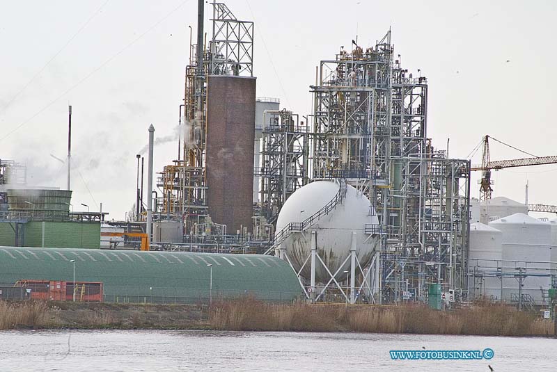 160305544.jpg - DORDRECHT - 5 maart 2016 - Bij medewerkers van de chemische fabriek Dupont in Dordrecht zijn tijden lang hoge concentraties giftig materiaal in het bloed gevonden. Dat blijkt uit medische onderzoeken die de Dupont zelf liet uitvoeren. Dupont controleerd regelmatig bloed van haar medewerkers. Daarin werden flinke  giftig materiaal aangetroffen.Deze digitale foto blijft eigendom van FOTOPERSBURO BUSINK. Wij hanteren de voorwaarden van het N.V.F. en N.V.J. Gebruik van deze foto impliceert dat u bekend bent  en akkoord gaat met deze voorwaarden bij publicatie.EB/ETIENNE BUSINK