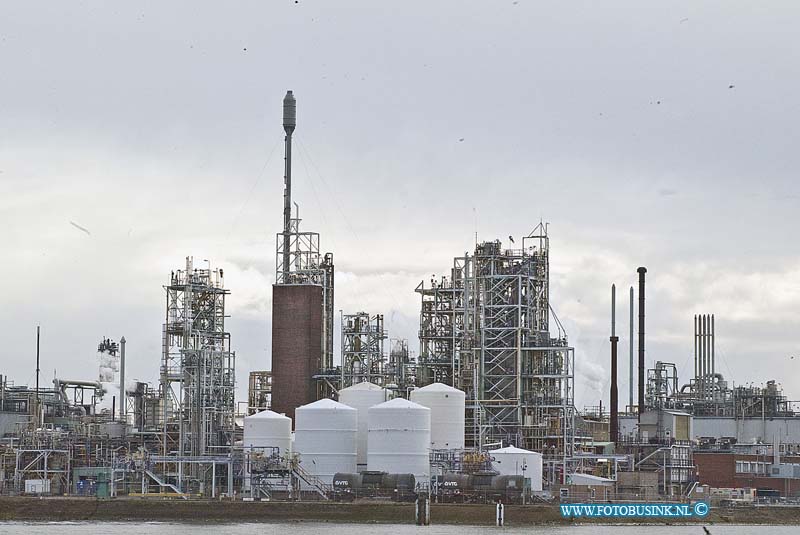 160305563.jpg - DORDRECHT - 5 maart 2016 - Bij medewerkers van de chemische fabriek Dupont in Dordrecht zijn tijden lang hoge concentraties giftig materiaal in het bloed gevonden. Dat blijkt uit medische onderzoeken die de Dupont zelf liet uitvoeren. Dupont controleerd regelmatig bloed van haar medewerkers. Daarin werden flinke  giftig materiaal aangetroffen.Deze digitale foto blijft eigendom van FOTOPERSBURO BUSINK. Wij hanteren de voorwaarden van het N.V.F. en N.V.J. Gebruik van deze foto impliceert dat u bekend bent  en akkoord gaat met deze voorwaarden bij publicatie.EB/ETIENNE BUSINK