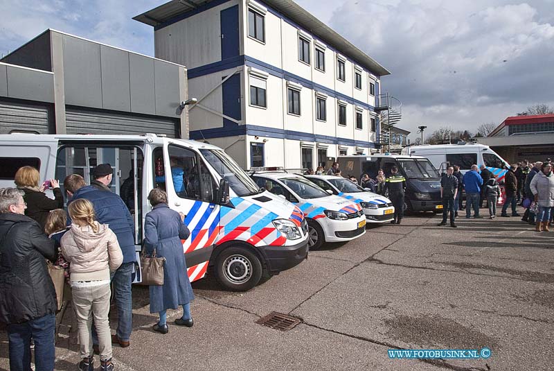 160305594.jpg - DORDRECHT - Op het politiebureau aan de Kivietsweg in Ridderkerk was het op zaterdag 5 maart 2016 opendag.Er waren diverse hulpdienst voertuigen aanwezig van vroeger en nu.Kinderen die met een groot aantal aanwezig waren konden op en in de voertuigen zitten.Binnen in het poliotiebureau was ook genoeg te zien.Er was voor jong en oud genoeg te doen.De politie Ridderkerk spreekt van een geslaagde dag.Deze digitale foto blijft eigendom van FOTOPERSBURO BUSINK. Wij hanteren de voorwaarden van het N.V.F. en N.V.J. Gebruik van deze foto impliceert dat u bekend bent  en akkoord gaat met deze voorwaarden bij publicatie.EB/ETIENNE BUSINK