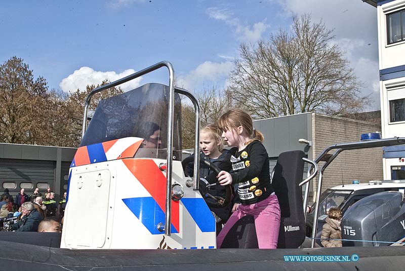 160305596.jpg - DORDRECHT - Op het politiebureau aan de Kivietsweg in Ridderkerk was het op zaterdag 5 maart 2016 opendag.Er waren diverse hulpdienst voertuigen aanwezig van vroeger en nu.Kinderen die met een groot aantal aanwezig waren konden op en in de voertuigen zitten.Binnen in het poliotiebureau was ook genoeg te zien.Er was voor jong en oud genoeg te doen.De politie Ridderkerk spreekt van een geslaagde dag.Deze digitale foto blijft eigendom van FOTOPERSBURO BUSINK. Wij hanteren de voorwaarden van het N.V.F. en N.V.J. Gebruik van deze foto impliceert dat u bekend bent  en akkoord gaat met deze voorwaarden bij publicatie.EB/ETIENNE BUSINK