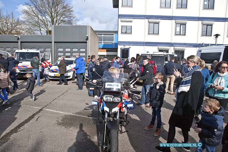 160305630.jpg - DORDRECHT - Op het politiebureau aan de Kivietsweg in Ridderkerk was het op zaterdag 5 maart 2016 opendag.Er waren diverse hulpdienst voertuigen aanwezig van vroeger en nu.Kinderen die met een groot aantal aanwezig waren konden op en in de voertuigen zitten.Binnen in het poliotiebureau was ook genoeg te zien.Er was voor jong en oud genoeg te doen.De politie Ridderkerk spreekt van een geslaagde dag.Deze digitale foto blijft eigendom van FOTOPERSBURO BUSINK. Wij hanteren de voorwaarden van het N.V.F. en N.V.J. Gebruik van deze foto impliceert dat u bekend bent  en akkoord gaat met deze voorwaarden bij publicatie.EB/ETIENNE BUSINK