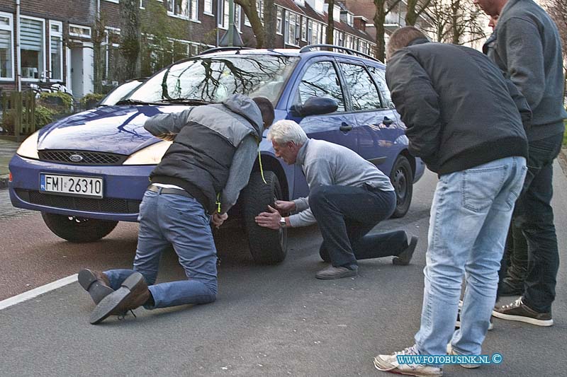 160305638.jpg - DORDRECHT - Op zaterdag 5 maart 2016 is een Poolse bestuurder met zijn auto op een betonnenblok gereden die aan de zijde van de Brouwersdijk in Dordrecht staan.Doordat het linker voorwiel een enorme klap tegen de betonblok reed brak de gehele ophanging.Omdat de auto onbestuurbaar was hebben de bestuurder van de auto en omstanders de voorkant van de auto opgekrikt en hebben zo samen de auto aan de kant kunnen duwen want acher de auto stond een flinke file.Deze digitale foto blijft eigendom van FOTOPERSBURO BUSINK. Wij hanteren de voorwaarden van het N.V.F. en N.V.J. Gebruik van deze foto impliceert dat u bekend bent  en akkoord gaat met deze voorwaarden bij publicatie.EB/ETIENNE BUSINK