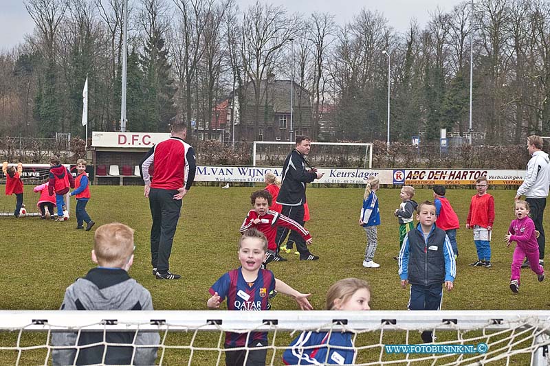 160306501.jpg - DORDRECHT - Op zondag 6 maart 2016 was het aan de Reeweg-oost bij voetbalveringing DFC Super Sunday.Deze dag was niet alleen voor alle jeugdleden, maar ook voor niet leden , zowel jongens als meisjes.Een selectie spelers van FC Dordrecht gingen deze dag begeleiden en zij hebben training gegeven. Ook de selectie van DFC , onder leiding van hoofdtrainer Danny Slegers was deze dag aanwezig zijn om de trainingen te geven.Dfc spreekt van een geslaagde sportieve dag voor jong en oud.Deze digitale foto blijft eigendom van FOTOPERSBURO BUSINK. Wij hanteren de voorwaarden van het N.V.F. en N.V.J. Gebruik van deze foto impliceert dat u bekend bent  en akkoord gaat met deze voorwaarden bij publicatie.EB/ETIENNE BUSINK