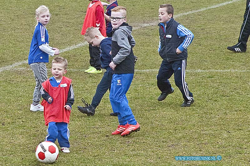 160306511.jpg - DORDRECHT - Op zondag 6 maart 2016 was het aan de Reeweg-oost bij voetbalveringing DFC Super Sunday.Deze dag was niet alleen voor alle jeugdleden, maar ook voor niet leden , zowel jongens als meisjes.Een selectie spelers van FC Dordrecht gingen deze dag begeleiden en zij hebben training gegeven. Ook de selectie van DFC , onder leiding van hoofdtrainer Danny Slegers was deze dag aanwezig zijn om de trainingen te geven.Dfc spreekt van een geslaagde sportieve dag voor jong en oud.Deze digitale foto blijft eigendom van FOTOPERSBURO BUSINK. Wij hanteren de voorwaarden van het N.V.F. en N.V.J. Gebruik van deze foto impliceert dat u bekend bent  en akkoord gaat met deze voorwaarden bij publicatie.EB/ETIENNE BUSINK