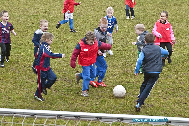 160306518.jpg - DORDRECHT - Op zondag 6 maart 2016 was het aan de Reeweg-oost bij voetbalveringing DFC Super Sunday.Deze dag was niet alleen voor alle jeugdleden, maar ook voor niet leden , zowel jongens als meisjes.Een selectie spelers van FC Dordrecht gingen deze dag begeleiden en zij hebben training gegeven. Ook de selectie van DFC , onder leiding van hoofdtrainer Danny Slegers was deze dag aanwezig zijn om de trainingen te geven.Dfc spreekt van een geslaagde sportieve dag voor jong en oud.Deze digitale foto blijft eigendom van FOTOPERSBURO BUSINK. Wij hanteren de voorwaarden van het N.V.F. en N.V.J. Gebruik van deze foto impliceert dat u bekend bent  en akkoord gaat met deze voorwaarden bij publicatie.EB/ETIENNE BUSINK