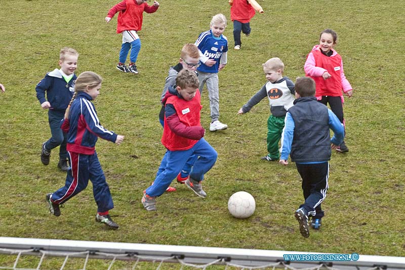 160306519.jpg - DORDRECHT - Op zondag 6 maart 2016 was het aan de Reeweg-oost bij voetbalveringing DFC Super Sunday.Deze dag was niet alleen voor alle jeugdleden, maar ook voor niet leden , zowel jongens als meisjes.Een selectie spelers van FC Dordrecht gingen deze dag begeleiden en zij hebben training gegeven. Ook de selectie van DFC , onder leiding van hoofdtrainer Danny Slegers was deze dag aanwezig zijn om de trainingen te geven.Dfc spreekt van een geslaagde sportieve dag voor jong en oud.Deze digitale foto blijft eigendom van FOTOPERSBURO BUSINK. Wij hanteren de voorwaarden van het N.V.F. en N.V.J. Gebruik van deze foto impliceert dat u bekend bent  en akkoord gaat met deze voorwaarden bij publicatie.EB/ETIENNE BUSINK