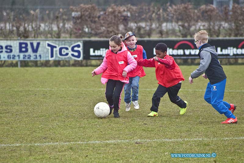 160306533.jpg - DORDRECHT - Op zondag 6 maart 2016 was het aan de Reeweg-oost bij voetbalveringing DFC Super Sunday.Deze dag was niet alleen voor alle jeugdleden, maar ook voor niet leden , zowel jongens als meisjes.Een selectie spelers van FC Dordrecht gingen deze dag begeleiden en zij hebben training gegeven. Ook de selectie van DFC , onder leiding van hoofdtrainer Danny Slegers was deze dag aanwezig zijn om de trainingen te geven.Dfc spreekt van een geslaagde sportieve dag voor jong en oud.Deze digitale foto blijft eigendom van FOTOPERSBURO BUSINK. Wij hanteren de voorwaarden van het N.V.F. en N.V.J. Gebruik van deze foto impliceert dat u bekend bent  en akkoord gaat met deze voorwaarden bij publicatie.EB/ETIENNE BUSINK