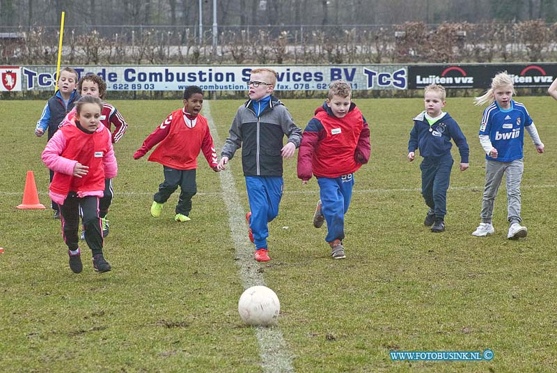 160306535.jpg - DORDRECHT - Op zondag 6 maart 2016 was het aan de Reeweg-oost bij voetbalveringing DFC Super Sunday.Deze dag was niet alleen voor alle jeugdleden, maar ook voor niet leden , zowel jongens als meisjes.Een selectie spelers van FC Dordrecht gingen deze dag begeleiden en zij hebben training gegeven. Ook de selectie van DFC , onder leiding van hoofdtrainer Danny Slegers was deze dag aanwezig zijn om de trainingen te geven.Dfc spreekt van een geslaagde sportieve dag voor jong en oud.Deze digitale foto blijft eigendom van FOTOPERSBURO BUSINK. Wij hanteren de voorwaarden van het N.V.F. en N.V.J. Gebruik van deze foto impliceert dat u bekend bent  en akkoord gaat met deze voorwaarden bij publicatie.EB/ETIENNE BUSINK