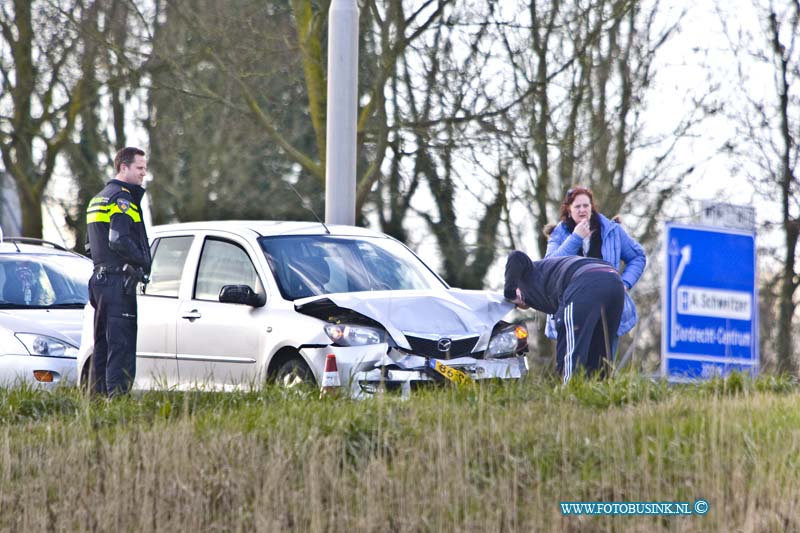 16030701.jpg - DORDRECHT 07 Maart 2016 Bij een aanrijding op de afrit Rondweg N3 Stadspolders - Dubbeldam, zijn 2 personenwagens zwaar beschadadigd geraakt. De inzittende van beide wagens werden door de Ambulance medewerkers ter plaatste nagekeken. er ontstond een enorme file op de N3 richting Papendrecht en de afrit was afgesloten.Deze digitale foto blijft eigendom van FOTOPERSBURO BUSINK. Wij hanteren de voorwaarden van het N.V.F. en N.V.J. Gebruik van deze foto impliceert dat u bekend bent  en akkoord gaat met deze voorwaarden bij publicatie.EB/ETIENNE BUSINK