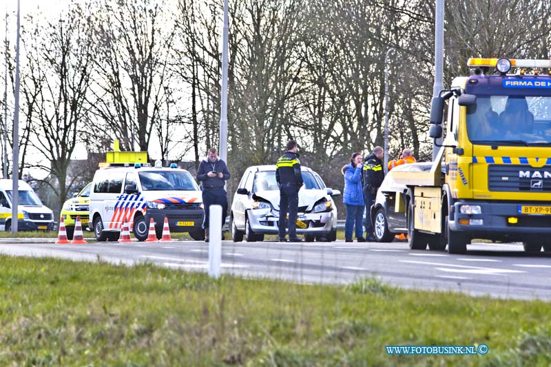 16030702.jpg - DORDRECHT 07 Maart 2016 Bij een aanrijding op de afrit Rondweg N3 Stadspolders - Dubbeldam, zijn 2 personenwagens zwaar beschadadigd geraakt. De inzittende van beide wagens werden door de Ambulance medewerkers ter plaatste nagekeken. er ontstond een enorme file op de N3 richting Papendrecht en de afrit was afgesloten.Deze digitale foto blijft eigendom van FOTOPERSBURO BUSINK. Wij hanteren de voorwaarden van het N.V.F. en N.V.J. Gebruik van deze foto impliceert dat u bekend bent  en akkoord gaat met deze voorwaarden bij publicatie.EB/ETIENNE BUSINK