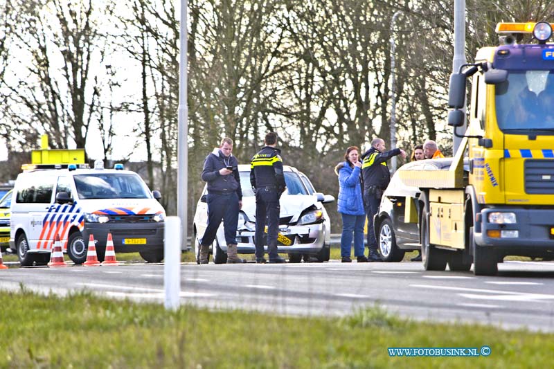 16030703.jpg - DORDRECHT 07 Maart 2016 Bij een aanrijding op de afrit Rondweg N3 Stadspolders - Dubbeldam, zijn 2 personenwagens zwaar beschadadigd geraakt. De inzittende van beide wagens werden door de Ambulance medewerkers ter plaatste nagekeken. er ontstond een enorme file op de N3 richting Papendrecht en de afrit was afgesloten.Deze digitale foto blijft eigendom van FOTOPERSBURO BUSINK. Wij hanteren de voorwaarden van het N.V.F. en N.V.J. Gebruik van deze foto impliceert dat u bekend bent  en akkoord gaat met deze voorwaarden bij publicatie.EB/ETIENNE BUSINK