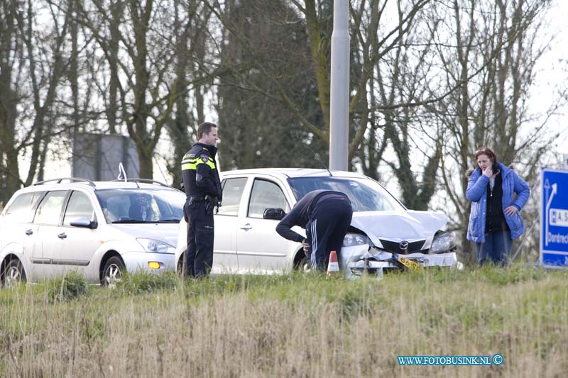 16030704.jpg - DORDRECHT 07 Maart 2016 Bij een aanrijding op de afrit Rondweg N3 Stadspolders - Dubbeldam, zijn 2 personenwagens zwaar beschadadigd geraakt. De inzittende van beide wagens werden door de Ambulance medewerkers ter plaatste nagekeken. er ontstond een enorme file op de N3 richting Papendrecht en de afrit was afgesloten.Deze digitale foto blijft eigendom van FOTOPERSBURO BUSINK. Wij hanteren de voorwaarden van het N.V.F. en N.V.J. Gebruik van deze foto impliceert dat u bekend bent  en akkoord gaat met deze voorwaarden bij publicatie.EB/ETIENNE BUSINK