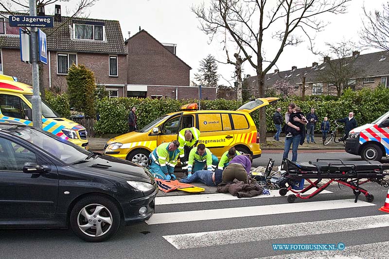 160307504.jpg - DORDRECHT - Op maandag 7 maart 2016 is bij een ongeval op de kruising Blaauwweg Jagerweg in Dordrecht een persoon op een fiets flink gewond geraakt toen deze werd geschept door een auto.Diverse hulpdiensten waaronder een traumateam kwamen om het slachtoffer te helpen.De politie heeft een deel van de weg afgezet voor onderzoek.Het slachtoffer is met onbekend letsel naar een ziekenhuis gebracht.Deze digitale foto blijft eigendom van FOTOPERSBURO BUSINK. Wij hanteren de voorwaarden van het N.V.F. en N.V.J. Gebruik van deze foto impliceert dat u bekend bent  en akkoord gaat met deze voorwaarden bij publicatie.EB/ETIENNE BUSINK