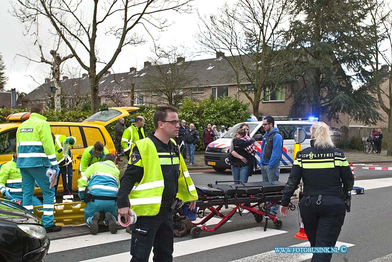 160307516.jpg - DORDRECHT - Op maandag 7 maart 2016 is bij een ongeval op de kruising Blaauwweg Jagerweg in Dordrecht een persoon op een fiets flink gewond geraakt toen deze werd geschept door een auto.Diverse hulpdiensten waaronder een traumateam kwamen om het slachtoffer te helpen.De politie heeft een deel van de weg afgezet voor onderzoek.Het slachtoffer is met onbekend letsel naar een ziekenhuis gebracht.Deze digitale foto blijft eigendom van FOTOPERSBURO BUSINK. Wij hanteren de voorwaarden van het N.V.F. en N.V.J. Gebruik van deze foto impliceert dat u bekend bent  en akkoord gaat met deze voorwaarden bij publicatie.EB/ETIENNE BUSINK