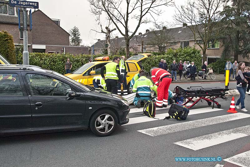 160307524.jpg - DORDRECHT - Op maandag 7 maart 2016 is bij een ongeval op de kruising Blaauwweg Jagerweg in Dordrecht een persoon op een fiets flink gewond geraakt toen deze werd geschept door een auto.Diverse hulpdiensten waaronder een traumateam kwamen om het slachtoffer te helpen.De politie heeft een deel van de weg afgezet voor onderzoek.Het slachtoffer is met onbekend letsel naar een ziekenhuis gebracht.Deze digitale foto blijft eigendom van FOTOPERSBURO BUSINK. Wij hanteren de voorwaarden van het N.V.F. en N.V.J. Gebruik van deze foto impliceert dat u bekend bent  en akkoord gaat met deze voorwaarden bij publicatie.EB/ETIENNE BUSINK