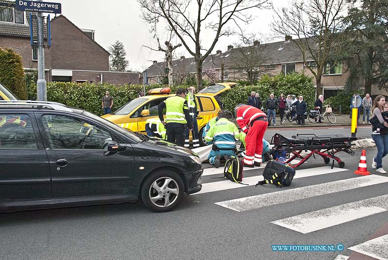 160307525.jpg - DORDRECHT - Op maandag 7 maart 2016 is bij een ongeval op de kruising Blaauwweg Jagerweg in Dordrecht een persoon op een fiets flink gewond geraakt toen deze werd geschept door een auto.Diverse hulpdiensten waaronder een traumateam kwamen om het slachtoffer te helpen.De politie heeft een deel van de weg afgezet voor onderzoek.Het slachtoffer is met onbekend letsel naar een ziekenhuis gebracht.Deze digitale foto blijft eigendom van FOTOPERSBURO BUSINK. Wij hanteren de voorwaarden van het N.V.F. en N.V.J. Gebruik van deze foto impliceert dat u bekend bent  en akkoord gaat met deze voorwaarden bij publicatie.EB/ETIENNE BUSINK