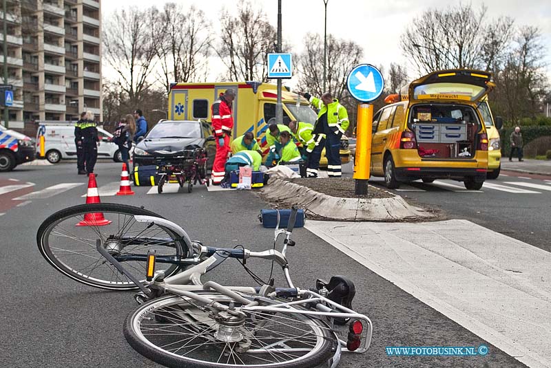 160307528.jpg - DORDRECHT - Op maandag 7 maart 2016 is bij een ongeval op de kruising Blaauwweg Jagerweg in Dordrecht een persoon op een fiets flink gewond geraakt toen deze werd geschept door een auto.Diverse hulpdiensten waaronder een traumateam kwamen om het slachtoffer te helpen.De politie heeft een deel van de weg afgezet voor onderzoek.Het slachtoffer is met onbekend letsel naar een ziekenhuis gebracht.Deze digitale foto blijft eigendom van FOTOPERSBURO BUSINK. Wij hanteren de voorwaarden van het N.V.F. en N.V.J. Gebruik van deze foto impliceert dat u bekend bent  en akkoord gaat met deze voorwaarden bij publicatie.EB/ETIENNE BUSINK