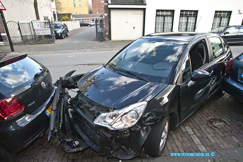 160307542.jpg - DORDRECHT - Op maandag 7 maart 2016 is er op de Singel in Dordrecht een man geworden in zijn auto toen hij aan het rijden was.De auto ramde 2 geparkeerde auto,s.Een ambulance kwam om de man na te kijken.Alle drie de auto's raakte flink beschadigd.Deze digitale foto blijft eigendom van FOTOPERSBURO BUSINK. Wij hanteren de voorwaarden van het N.V.F. en N.V.J. Gebruik van deze foto impliceert dat u bekend bent  en akkoord gaat met deze voorwaarden bij publicatie.EB/ETIENNE BUSINK