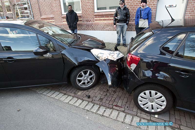 160307549.jpg - DORDRECHT - Op maandag 7 maart 2016 is er op de Singel in Dordrecht een man geworden in zijn auto toen hij aan het rijden was.De auto ramde 2 geparkeerde auto,s.Een ambulance kwam om de man na te kijken.Alle drie de auto's raakte flink beschadigd.Deze digitale foto blijft eigendom van FOTOPERSBURO BUSINK. Wij hanteren de voorwaarden van het N.V.F. en N.V.J. Gebruik van deze foto impliceert dat u bekend bent  en akkoord gaat met deze voorwaarden bij publicatie.EB/ETIENNE BUSINK
