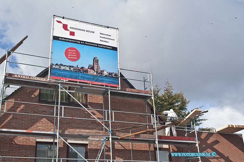 160308509.jpg - DORDRECHT - 8 maart 2016 - Een Saneringsbedrijf is bezig met het verwijderen van de astbest daken aan de Jupiterlaan in Dordrecht.Werlui zijn in speciale pakken aan het werk en zuigen tijdens het verwijderen van de astbest kleine astbestdeeltjes weg met een speciale stofzuiger.Het is het eerst blok van de zes waar ze zijn begonnen.Het kan nog wel negen weken duren voor het eerste blok klaar is.Vorig jaar kwam de astbest op de de daken in opspraak nadat een bewoner met een hogedruk zijn dak ging schoonspuiten.Hierdoor kwamen er astbestdeeltjes in de tuinen en de afvoeren.:Deze digitale foto blijft eigendom van FOTOPERSBURO BUSINK. Wij hanteren de voorwaarden van het N.V.F. en N.V.J. Gebruik van deze foto impliceert dat u bekend bent  en akkoord gaat met deze voorwaarden bij publicatie.EB/ETIENNE BUSINK