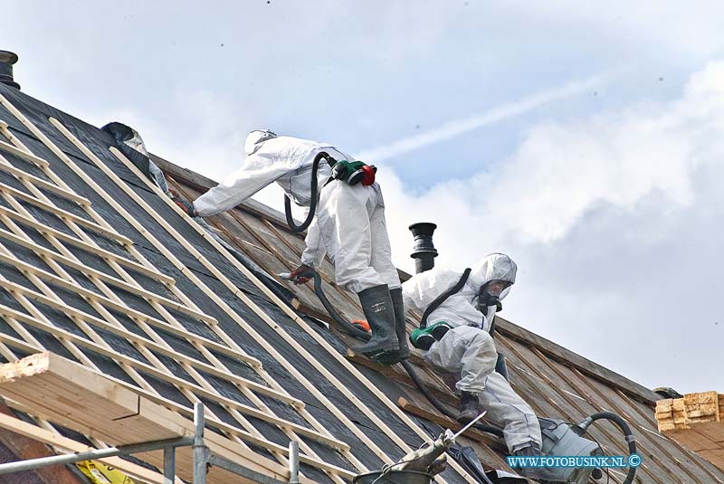 160308535.jpg - DORDRECHT - 8 maart 2016 - Een Saneringsbedrijf is bezig met het verwijderen van de astbest daken aan de Jupiterlaan in Dordrecht.Werlui zijn in speciale pakken aan het werk en zuigen tijdens het verwijderen van de astbest kleine astbestdeeltjes weg met een speciale stofzuiger.Het is het eerst blok van de zes waar ze zijn begonnen.Het kan nog wel negen weken duren voor het eerste blok klaar is.Vorig jaar kwam de astbest op de de daken in opspraak nadat een bewoner met een hogedruk zijn dak ging schoonspuiten.Hierdoor kwamen er astbestdeeltjes in de tuinen en de afvoeren.:Deze digitale foto blijft eigendom van FOTOPERSBURO BUSINK. Wij hanteren de voorwaarden van het N.V.F. en N.V.J. Gebruik van deze foto impliceert dat u bekend bent  en akkoord gaat met deze voorwaarden bij publicatie.EB/ETIENNE BUSINK