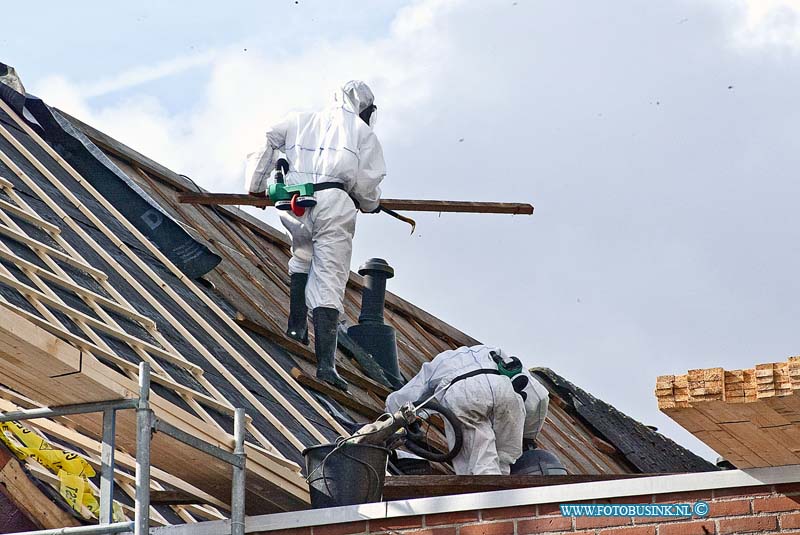 160308542.jpg - DORDRECHT - 8 maart 2016 - Een Saneringsbedrijf is bezig met het verwijderen van de astbest daken aan de Jupiterlaan in Dordrecht.Werlui zijn in speciale pakken aan het werk en zuigen tijdens het verwijderen van de astbest kleine astbestdeeltjes weg met een speciale stofzuiger.Het is het eerst blok van de zes waar ze zijn begonnen.Het kan nog wel negen weken duren voor het eerste blok klaar is.Vorig jaar kwam de astbest op de de daken in opspraak nadat een bewoner met een hogedruk zijn dak ging schoonspuiten.Hierdoor kwamen er astbestdeeltjes in de tuinen en de afvoeren.:Deze digitale foto blijft eigendom van FOTOPERSBURO BUSINK. Wij hanteren de voorwaarden van het N.V.F. en N.V.J. Gebruik van deze foto impliceert dat u bekend bent  en akkoord gaat met deze voorwaarden bij publicatie.EB/ETIENNE BUSINK