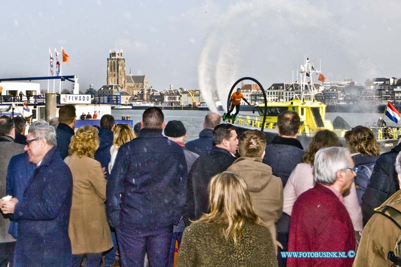 16031103.jpg - ZWIJNDRECHT 13 Maart 2016 Officiële opening nieuwe pand Koninklijke BLN-Schuttevaer.De binnenvaartbranchevereniging Koninklijke BLN-Schuttevaer heeft een nieuw onderkomen in Zwijndrecht. Dat wordt officieel gevierd. Onder toeziend oog van burgemeester Dominic Schrijer, directeur Maritieme Zaken van het Ministerie van Infrastructuur en Milieu Brigit Gijsbers en voorzitter Roland Kortenhorst wordt een spectaculaire openingsact uitgevoerd op het water langs het kantoor, waarin een prominente rol is weggelegd voor directeur Hester Duursema. Aan de Scheepmakerij 320 te Zwijndrecht.Deze digitale foto blijft eigendom van FOTOPERSBURO BUSINK. Wij hanteren de voorwaarden van het N.V.F. en N.V.J. Gebruik van deze foto impliceert dat u bekend bent  en akkoord gaat met deze voorwaarden bij publicatie.EB/ETIENNE BUSINK