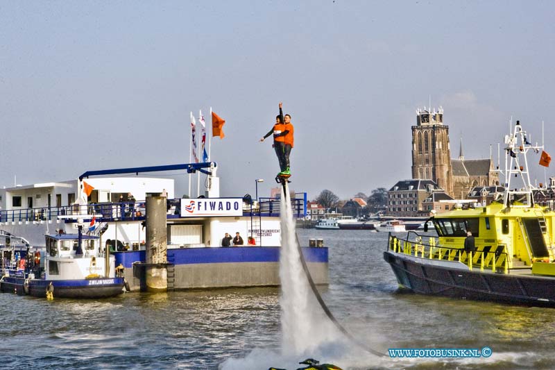 16031104.jpg - ZWIJNDRECHT 13 Maart 2016 Officiële opening nieuwe pand Koninklijke BLN-Schuttevaer.De binnenvaartbranchevereniging Koninklijke BLN-Schuttevaer heeft een nieuw onderkomen in Zwijndrecht. Dat wordt officieel gevierd. Onder toeziend oog van burgemeester Dominic Schrijer, directeur Maritieme Zaken van het Ministerie van Infrastructuur en Milieu Brigit Gijsbers en voorzitter Roland Kortenhorst wordt een spectaculaire openingsact uitgevoerd op het water langs het kantoor, waarin een prominente rol is weggelegd voor directeur Hester Duursema. Aan de Scheepmakerij 320 te Zwijndrecht.Deze digitale foto blijft eigendom van FOTOPERSBURO BUSINK. Wij hanteren de voorwaarden van het N.V.F. en N.V.J. Gebruik van deze foto impliceert dat u bekend bent  en akkoord gaat met deze voorwaarden bij publicatie.EB/ETIENNE BUSINK