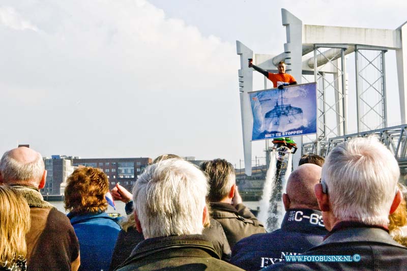 16031106.jpg - ZWIJNDRECHT 13 Maart 2016 Officiële opening nieuwe pand Koninklijke BLN-Schuttevaer.De binnenvaartbranchevereniging Koninklijke BLN-Schuttevaer heeft een nieuw onderkomen in Zwijndrecht. Dat wordt officieel gevierd. Onder toeziend oog van burgemeester Dominic Schrijer, directeur Maritieme Zaken van het Ministerie van Infrastructuur en Milieu Brigit Gijsbers en voorzitter Roland Kortenhorst wordt een spectaculaire openingsact uitgevoerd op het water langs het kantoor, waarin een prominente rol is weggelegd voor directeur Hester Duursema. Aan de Scheepmakerij 320 te Zwijndrecht.Deze digitale foto blijft eigendom van FOTOPERSBURO BUSINK. Wij hanteren de voorwaarden van het N.V.F. en N.V.J. Gebruik van deze foto impliceert dat u bekend bent  en akkoord gaat met deze voorwaarden bij publicatie.EB/ETIENNE BUSINK