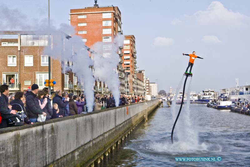 16031107.jpg - ZWIJNDRECHT 13 Maart 2016 Officiële opening nieuwe pand Koninklijke BLN-Schuttevaer.De binnenvaartbranchevereniging Koninklijke BLN-Schuttevaer heeft een nieuw onderkomen in Zwijndrecht. Dat wordt officieel gevierd. Onder toeziend oog van burgemeester Dominic Schrijer, directeur Maritieme Zaken van het Ministerie van Infrastructuur en Milieu Brigit Gijsbers en voorzitter Roland Kortenhorst wordt een spectaculaire openingsact uitgevoerd op het water langs het kantoor, waarin een prominente rol is weggelegd voor directeur Hester Duursema. Aan de Scheepmakerij 320 te Zwijndrecht.Deze digitale foto blijft eigendom van FOTOPERSBURO BUSINK. Wij hanteren de voorwaarden van het N.V.F. en N.V.J. Gebruik van deze foto impliceert dat u bekend bent  en akkoord gaat met deze voorwaarden bij publicatie.EB/ETIENNE BUSINK