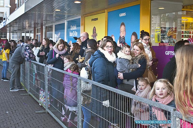 160312500.jpg - DORDRECHT - Een enorme hoeveelheid K3 fans stonden al vanaf half acht op zaterdag 12 maart voor de deur bij de speelgoedwinkel van Intertoys aan het Statenplein in Dordrecht.De vernieuwde K3 kwam naar Dordrecht voor een K3-signeersessie het was voor hun de eerste keer in Nederland in de nieuwe samenstelling van K3.Vanwege de enorme hoeveelheid fans kwam niet iedereen aan de beurt om op de foto te gaan met de dames van K3.De kinderen die niet aan de beurt kwamen kregen een kaart van K3 met hun handtekeningen erop.Deze digitale foto blijft eigendom van FOTOPERSBURO BUSINK. Wij hanteren de voorwaarden van het N.V.F. en N.V.J. Gebruik van deze foto impliceert dat u bekend bent  en akkoord gaat met deze voorwaarden bij publicatie.EB/ETIENNE BUSINK