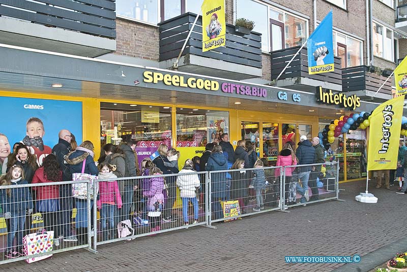 160312504.jpg - DORDRECHT - Een enorme hoeveelheid K3 fans stonden al vanaf half acht op zaterdag 12 maart voor de deur bij de speelgoedwinkel van Intertoys aan het Statenplein in Dordrecht.De vernieuwde K3 kwam naar Dordrecht voor een K3-signeersessie het was voor hun de eerste keer in Nederland in de nieuwe samenstelling van K3.Vanwege de enorme hoeveelheid fans kwam niet iedereen aan de beurt om op de foto te gaan met de dames van K3.De kinderen die niet aan de beurt kwamen kregen een kaart van K3 met hun handtekeningen erop.Deze digitale foto blijft eigendom van FOTOPERSBURO BUSINK. Wij hanteren de voorwaarden van het N.V.F. en N.V.J. Gebruik van deze foto impliceert dat u bekend bent  en akkoord gaat met deze voorwaarden bij publicatie.EB/ETIENNE BUSINK